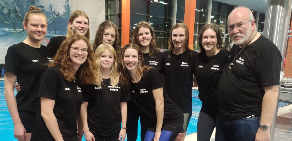 Team-Bild: mit Ergänzungsschwimmerin Wilhelmine Heidemann, aber ohne die Co-Trainerin Natalie Finken und die Kampfrichterin Mariola Niegoth