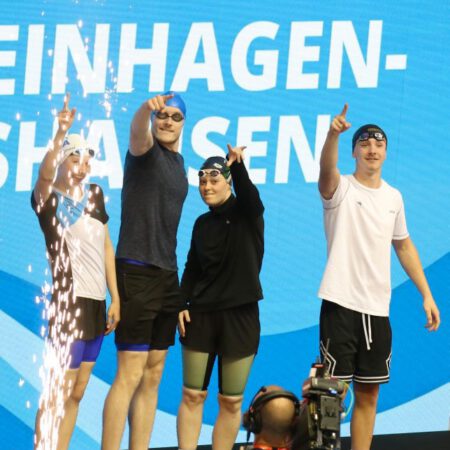 gemischte 4x200m-Freistilstaffel / v.l: Bette und Bent Buttwill, P. Oberhokamp und J. Brinkmann