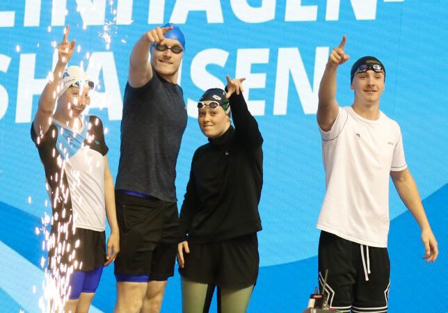 gemischte 4x200m-Freistilstaffel / v.l: Bette und Bent Buttwill, P. Oberhokamp und J. Brinkmann
