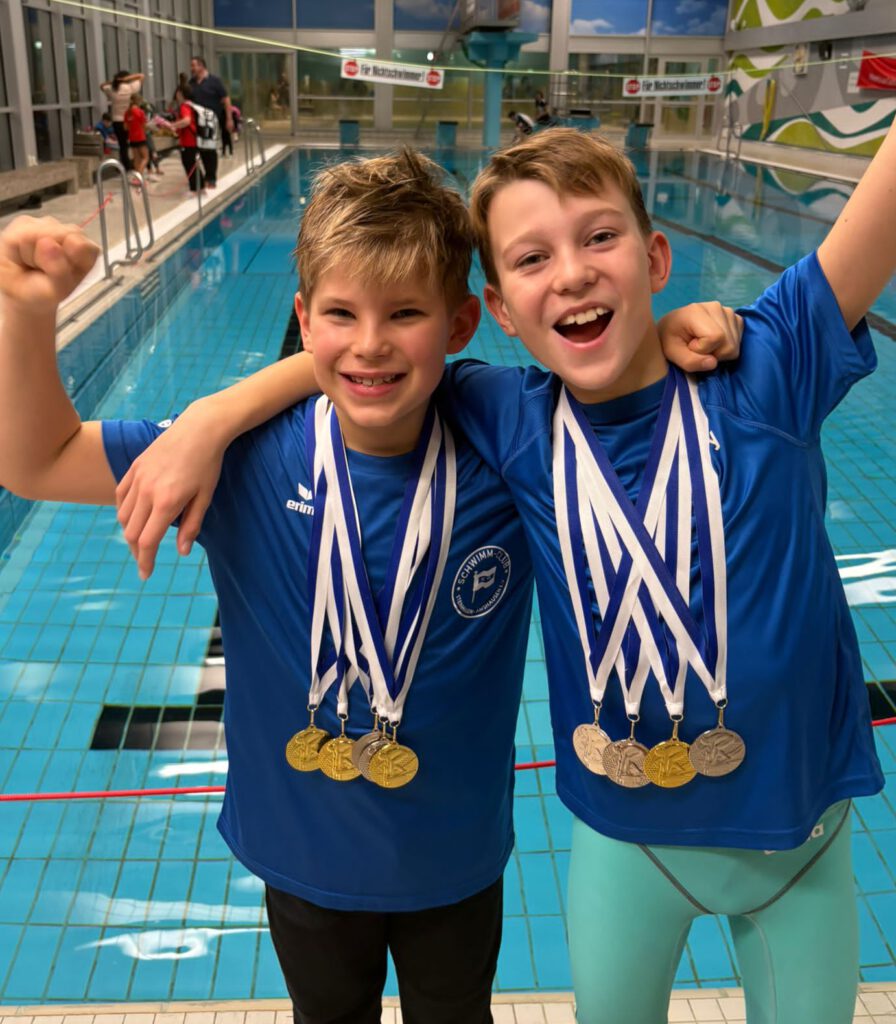 Fiete Borgelt und Henry Töws freuen sich über ihren Medaillenregen.