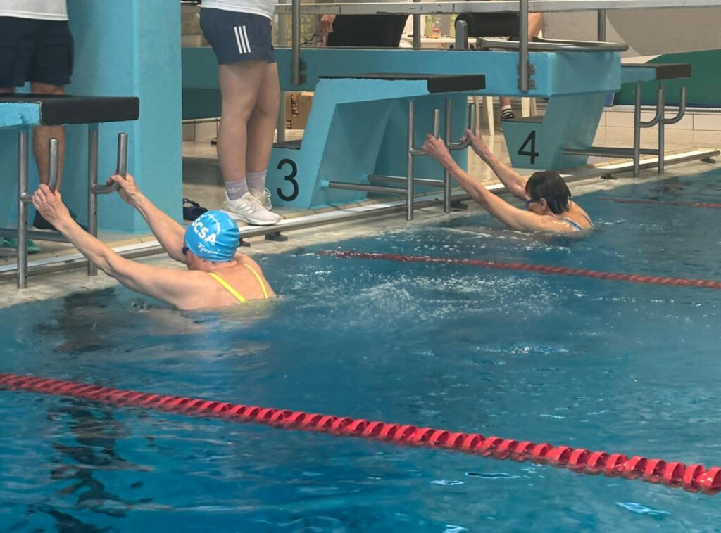 Rückenstart bei den Masters: Anne Völcker und Asta Napp-Zinn