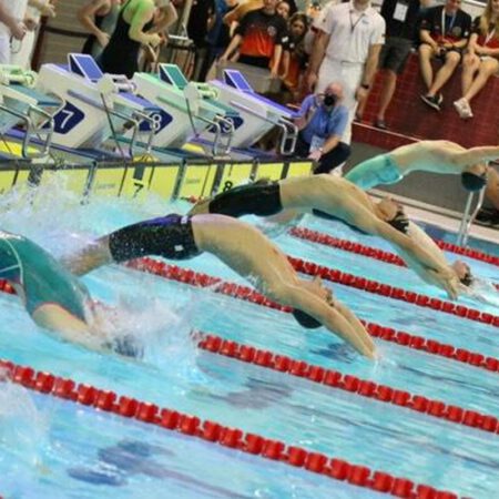 Start der gemischten 4x50m Lagen / in der Mitte Jarle Brinkmnn