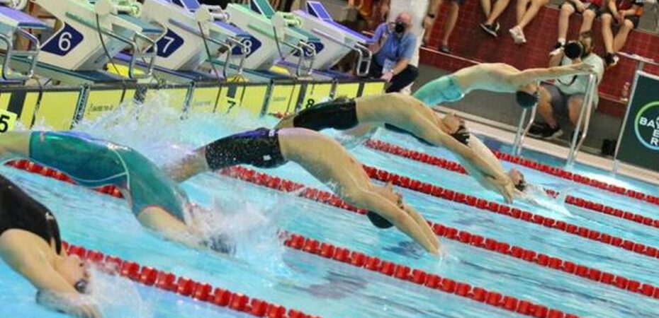 Start der gemischten 4x50m Lagen / in der Mitte Jarle Brinkmnn