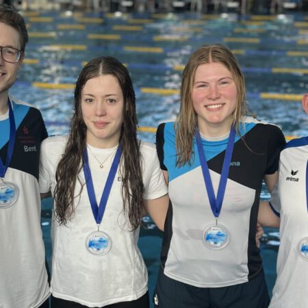 die Silberne 4x200m-Staffel / v.l.: Bent Buttwill, Emma Lüke, Jona Finken und Marc Pähler