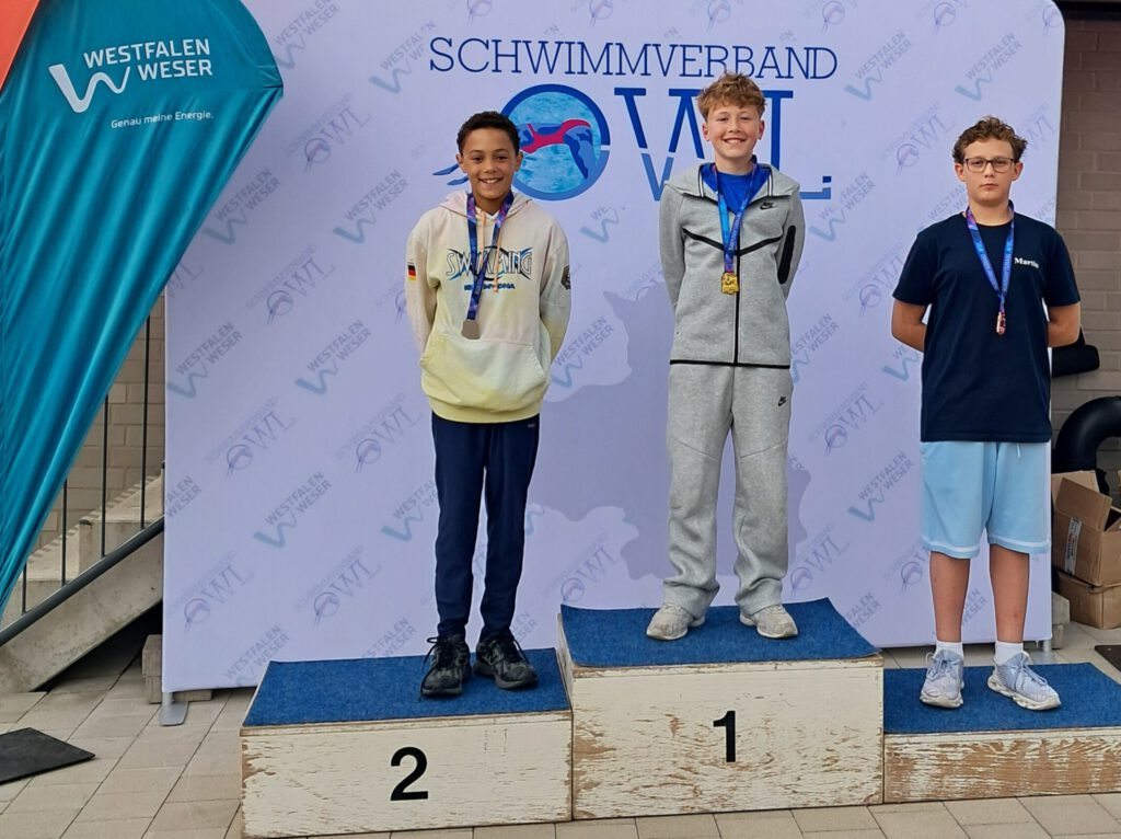 Siegerehrung 100m Schmettern : v ..l.: Nathaniel Potthoff (2.) / Leo Ernst (1.)