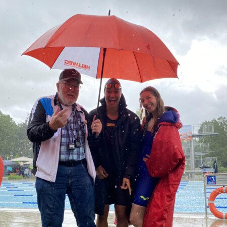 unmittelbar nach dem Regenrennen über 50m Schmettern: v..l.: Coach Klaus Völcker / in der Mitte : Siegerin Ramani Köppe / re: Bette Buttwill (3.)