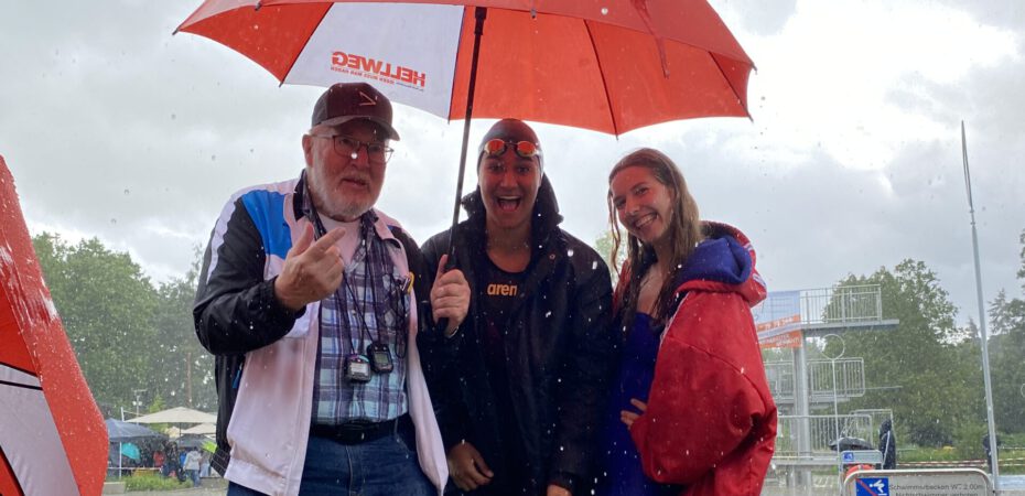 unmittelbar nach dem Regenrennen über 50m Schmettern: v..l.: Coach Klaus Völcker / in der Mitte : Siegerin Ramani Köppe / re: Bette Buttwill (3.)